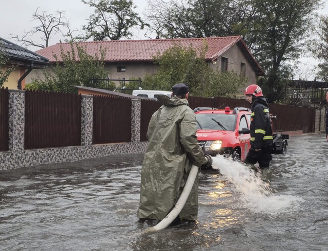 Inundații la Slobozia din cauza Codului Roșu de ploi abundente. 6 străzi sunt sub apă!