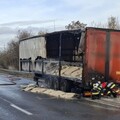 ISU Ialomița: Camion încărcat cu uree, în flăcări lângă Stația de Taxare Fetești 
