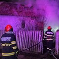 Alexeni: Casă cuprinsă de flăcări