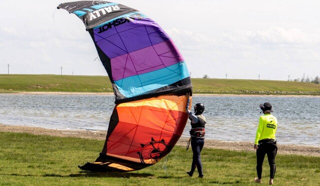 Autoritățile de mediu din Ialomița interzic pasionaților de kitesurfing accesul pe Lacul Fundata