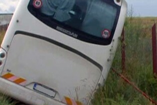 Ialomița: Autobuz în șanț, după ce șoferul a adormit la volan