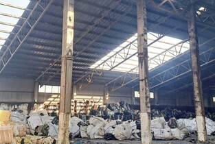 Deșeuri lăsate să ardă mocnit timp de 7 luni, în incinta fostei fabrici de zahăr din Urziceni
