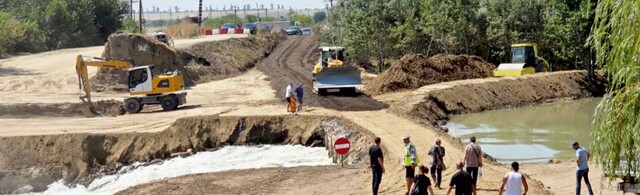Constructorii podului peste râul Ialomița din Țăndărei, responsabili de distrugerea digului de apărare din zonă