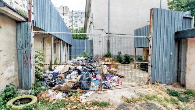 Depozit necontrolat de deșeuri în curtea din spatele fostului sediu al Romtelecom din Slobozia