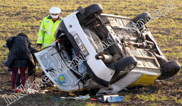 S-a răsturnat de câteva ori pe câmp cu un taxi