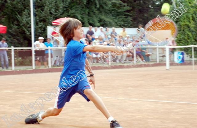 Sportivii slobozeni au dominat turneul local de tenis de câmp