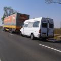 Bucu: Un microbuz de transport persoane a intrat într-un TIR