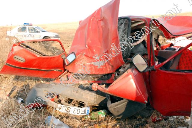 Accident cu două victime la ieșirea din Iazu. O mașină de poliție scoasă în decor!