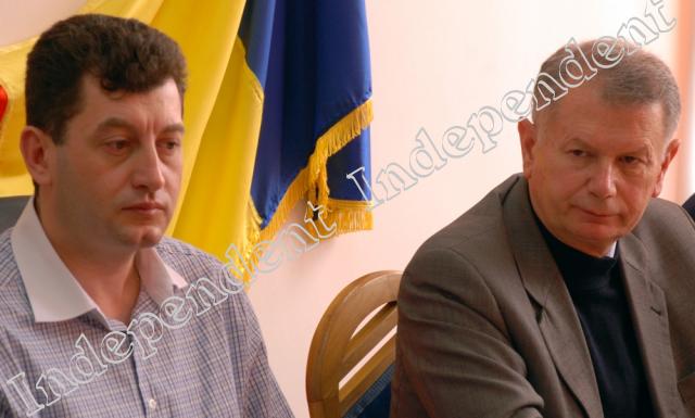 Pe drumurile naționale se circulă în coloană. Drumurile județene vor fi deszăpezite până sâmbătă, 28 ianuarie 2012, la prânz!