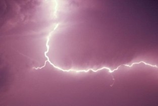 Ialomița: Un trăsnet puternic a carbonizat un om și a rănit un altul la Maia
