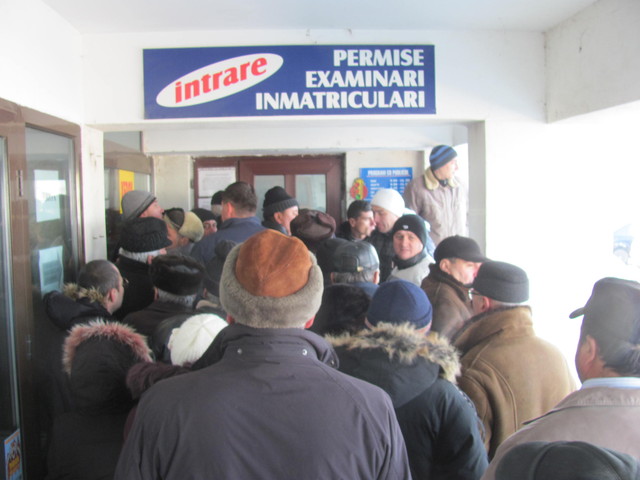 Slobozia: Sute de șoferi s-au călcat în picioare pentru un nou permis