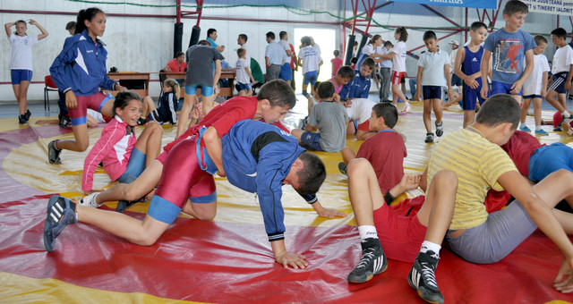 O mare de luptători în sala de la Amara