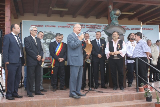 Sărbătoare Națională cu statui de împrumut